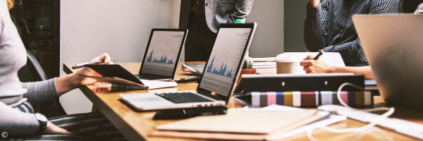 Arbeitstisch mit Laptop und vielem mehr